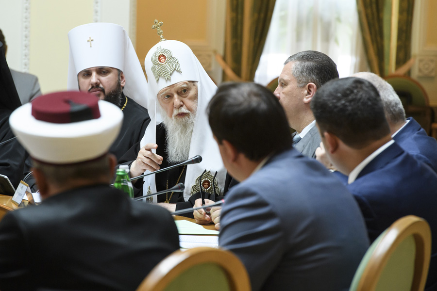Миру в Україні влада, суспільство і церква досягатимуть спільними зусиллями. Фото з Урядового порталу